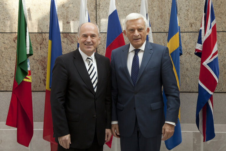 Photo 20 : President of the European Parliament Jerzy Buzek (R) poses for a picture with Valantin Inzko, Hight Resresentative for Bosnia and Herzegovina, prior to their meeting in Sarajevo