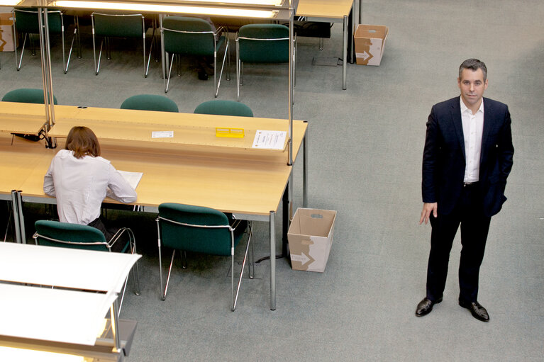 Fotografia 2: MEP Alexander ALVARO in the EP library in Brussels for the library's promotion