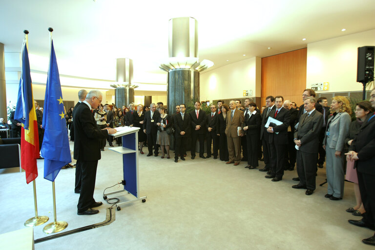 Nuotrauka 3: EP President and the Speaker of the Romanian Chamber of Deputies unveil the sculpture Equilibrium at the EP in Brussels.