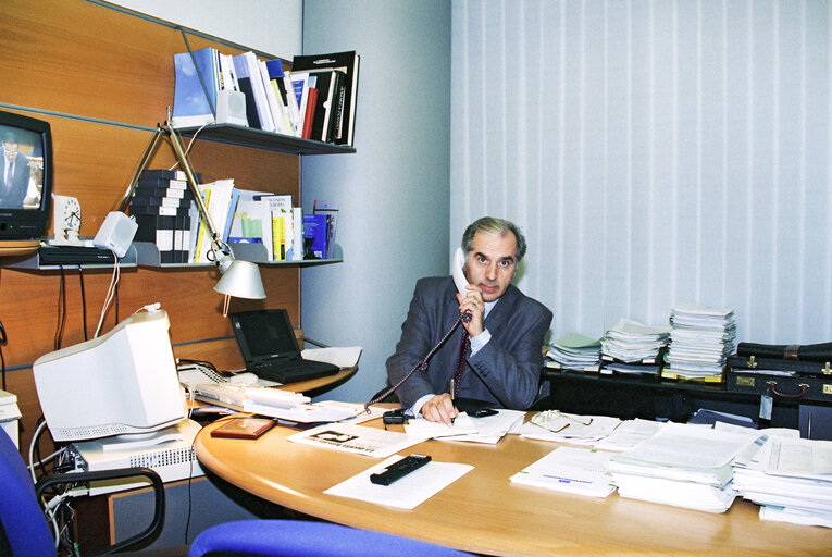 Fotografi 6: Portrait of MEP Giacomo SANTINI in his office in Brussels