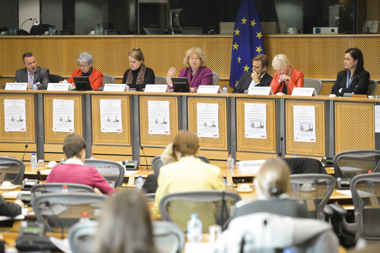 Photo 15: Tackling child poverty and promoting children's health and and wellbeing in the EU