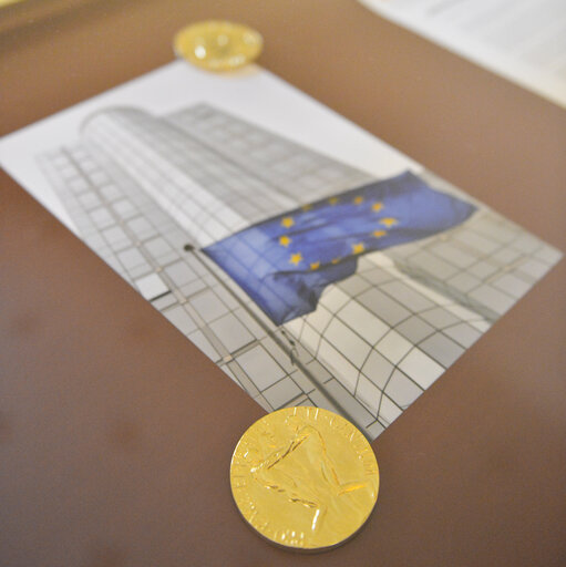 Foto 4: Nobel Prize Medal on display