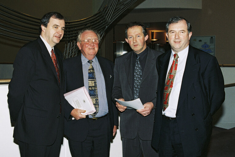 Photo 5 : Irish MEPs receive the proposals of the IFA for the reform of the CAP