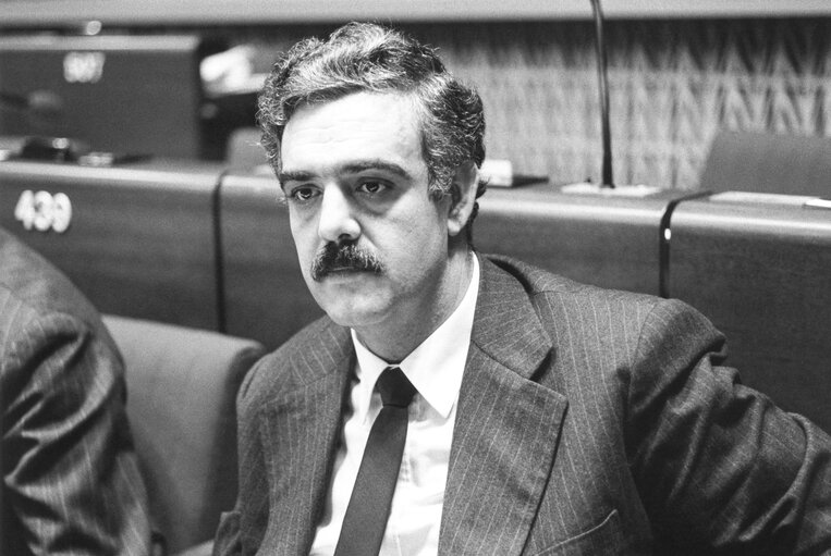 Fotografi 1: PEREIRA Virgilio in the hemicycle of the European Parliament in Strasbourg in January 1986