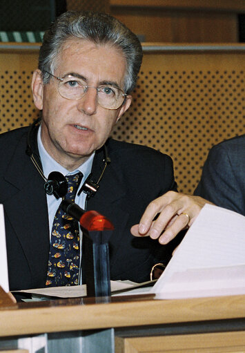 Fotografie 3: Mario MONTI, European Commissioner during a meeting in Brussels on October 1999.