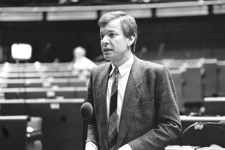 Fotó 4: The MEP Gerd WALTER during a session in Strasbourg in December 1985.