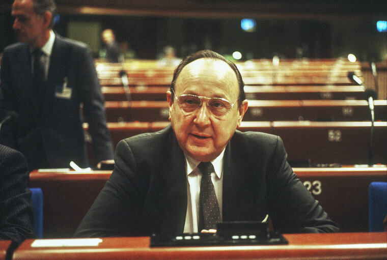 Nuotrauka 14: GENSCHER Hans-Dietrich in the hemicycle of the European Parliament in Strasbourg