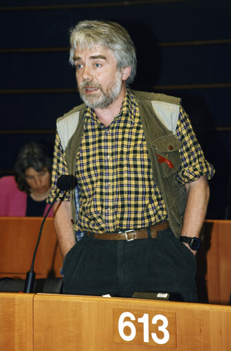 Fotografi 1: Per Gahrton standing in the hemicycle of the European Parliament in Brussels in April 1995