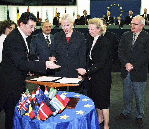 Fotó 5: Signature of the Budget 2000