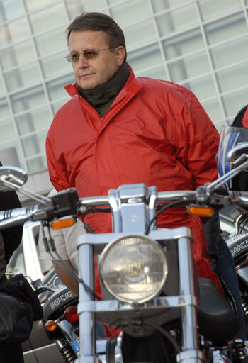 Photo 11 : MEPs on motorbikes at the EP in Strasbourg.