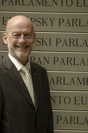 Fotografija 1: Portrait of MEP Horst POSDORF in Brussels