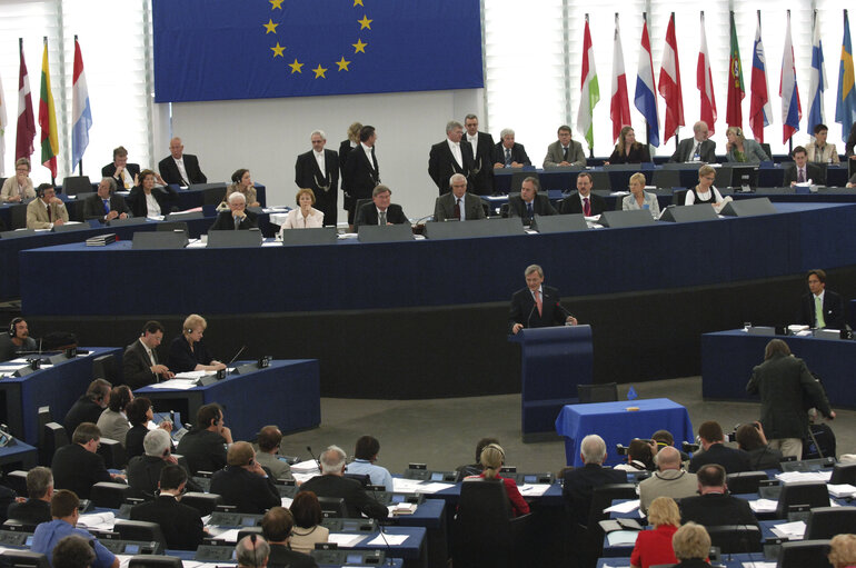 Foto 12: Signature of the new EU budget in presence of EP President, EC President and the Austrian Chancellor representing the EU Council