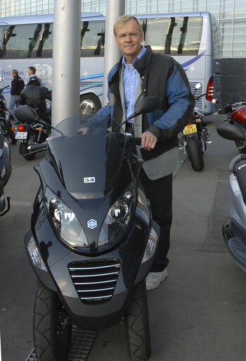 Photo 8 : MEPs on motorbikes at the EP in Strasbourg.