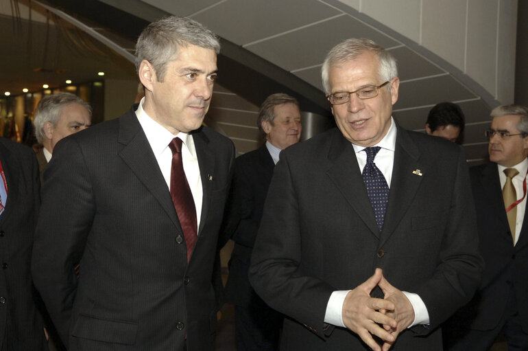 Fotografia 9: Opening of an exhibition commemorating the 20th anniversary of the accession of Spain and Portugal to the EU.