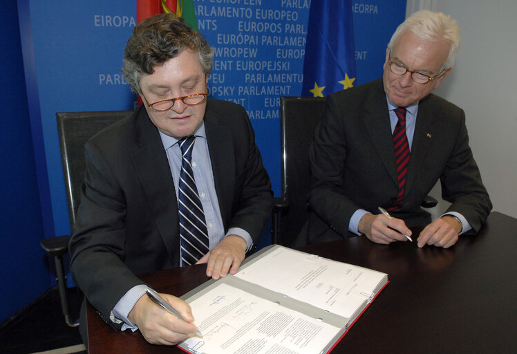 Zdjęcie 1: Sigature LEX with the EP President and the State Secretary for Foreign Affairs of Portugal.