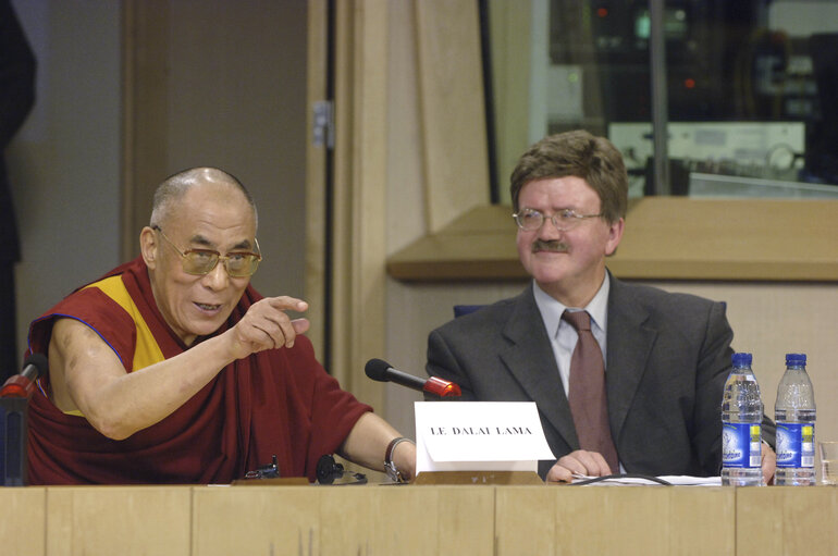 Φωτογραφία 21: The Dalai Lama holds a news conference during his visit to the EP in Brussels