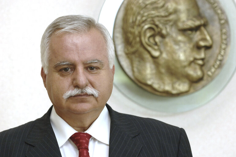 Photo 5: Portrait of MEP Ioannis GKLAVAKIS in Brussels