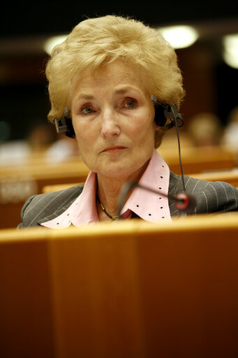 Foto 3: Erna HENNICOT-SCHOEPGES in a meeting at the EP in Brussels.