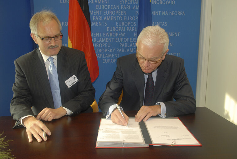 Fotó 5: EP President and Gunter GLOSER, German Minister of State for Europe, sign a legislative act (LEX signing)