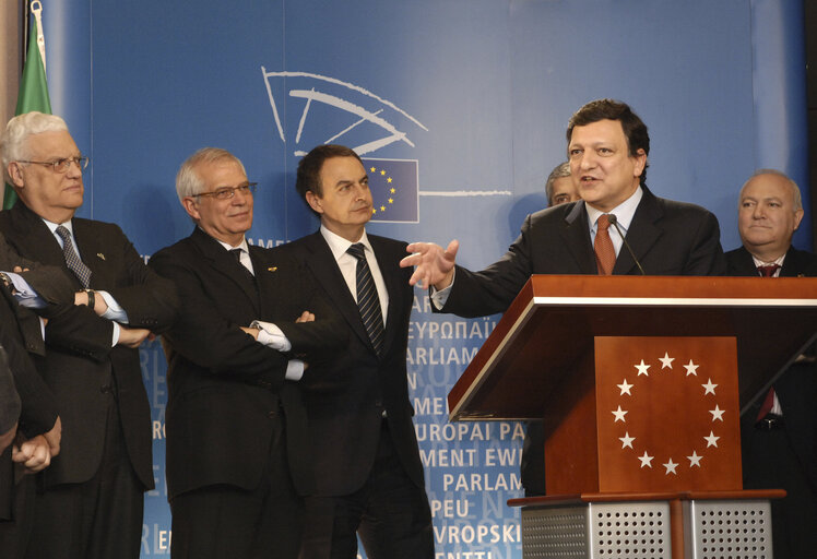 Photo 22 : Opening of an exhibition commemorating the 20th anniversary of the accession of Spain and Portugal to the EU.