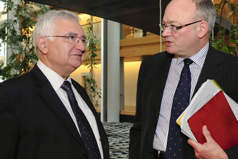 Fotografie 2: John DALLI Commissioner in charge of Health and Consumer Policy meets with MEP Malcolm HARBOUR