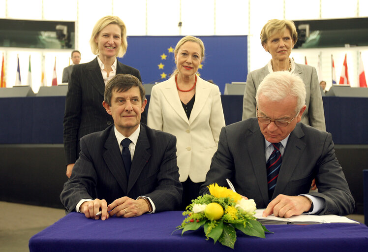 Fotagrafa 8: Formal signing of legislation on Galileo, Europe's Global Satellite Navigation System..