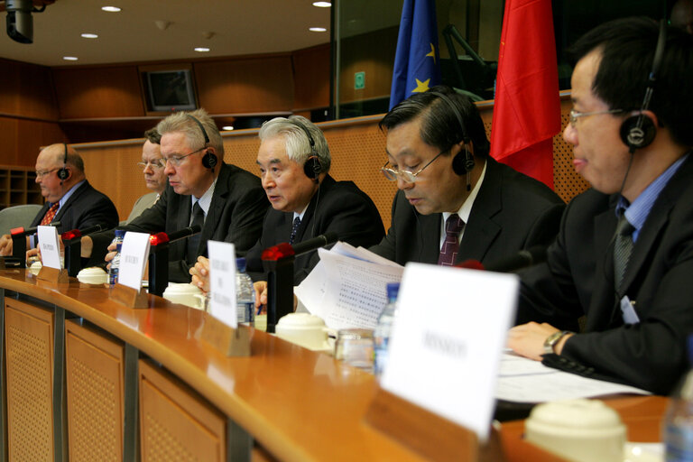 Fotografie 5: EU-China Interparliamentary Meeting - Representatives from the National People's Congress meet MEPs in Brussels. The meeting, co-chaired by EP Delegation Chair and by the Vice Chairman of the Foreign Affairs Committee of the National People's Congress, tackles political issues such as regional security and human rights, and economic issues such as agricultural policy and the international financial situation