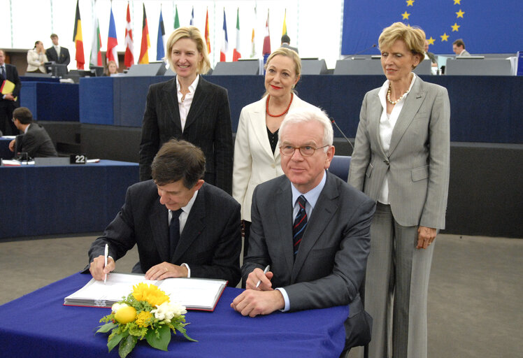 Fotagrafa 3: Formal signing of legislation on Galileo, Europe's Global Satellite Navigation System..