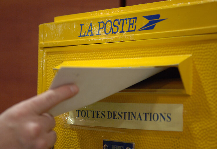 Fotografija 17: La Poste: national mail services for France