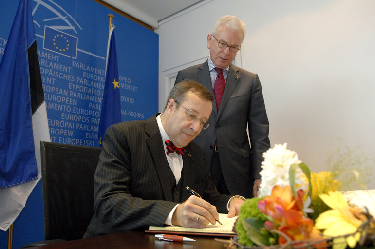 Fotografija 2: EP President meets with the President of the Republic of Estonia.