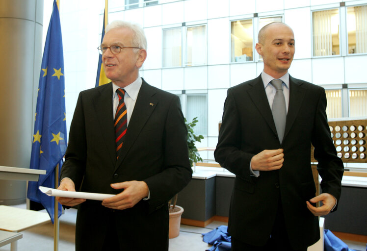 Nuotrauka 1: EP President and the Speaker of the Romanian Chamber of Deputies unveil the sculpture Equilibrium at the EP in Brussels.