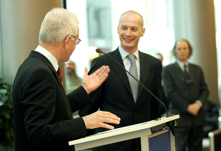 Zdjęcie 2: EP President and the Speaker of the Romanian Chamber of Deputies unveil the sculpture Equilibrium at the EP in Brussels.