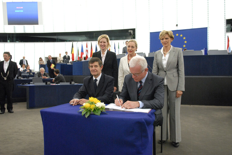 Fotagrafa 4: Formal signing of legislation on Galileo, Europe's Global Satellite Navigation System..