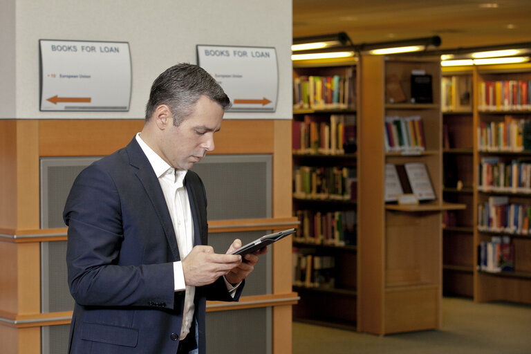 Fotografija 1: MEP Alexander ALVARO in the EP library in Brussels for the library's promotion