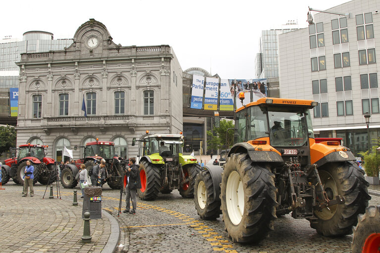 Fotografie 12: Milk producers of the European Milk Board protest in front of the European Parliament to draw attention to the pressing problems of the milk market.