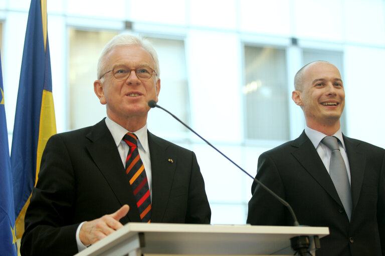 Zdjęcie 4: EP President and the Speaker of the Romanian Chamber of Deputies unveil the sculpture Equilibrium at the EP in Brussels.