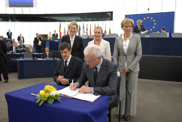 Fotagrafa 5: Formal signing of legislation on Galileo, Europe's Global Satellite Navigation System..