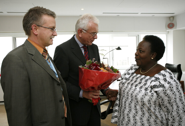 Fotografija 4: Hans Gert POETTERING - EP President meets with Gertrude MONGELLA, President of the Pan-African Parliament.