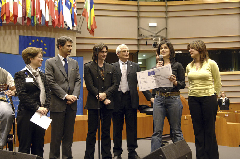 Suriet 19: The EP and rockstar join forces to demand a ban on anti-personnel mines and to help victims of landmines.