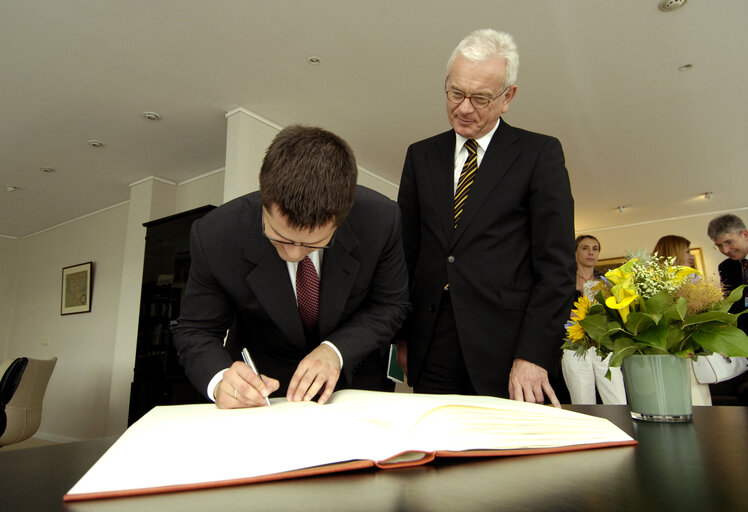 Fotogrāfija 2: Hans Gert POETTERING - EP President meets with Vuk JEREMIC, Foreign Minister of Serbia.