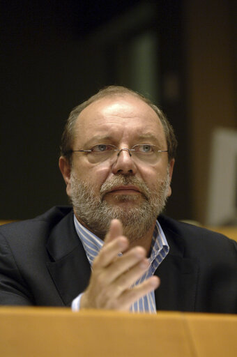 Fotografija 1: Alain HUTCHINSON in a meeting at the EP in Brussels.