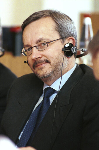 Fotogrāfija 3: Michl EBNER in a meeting at the EP in Brussels.