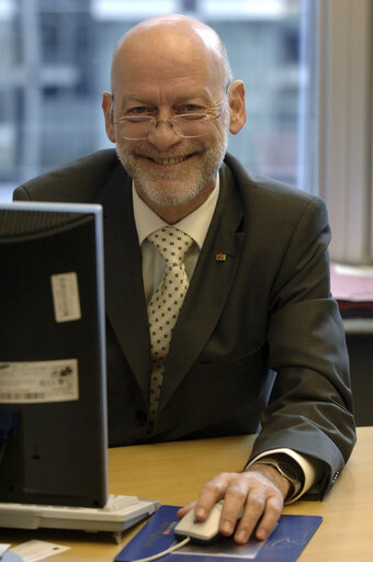 Foto 13: Portrait of MEP Horst POSDORF in Brussels