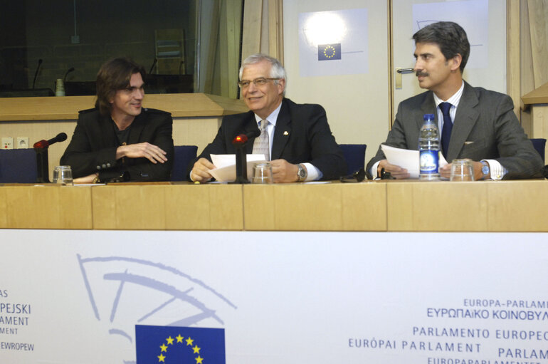 Fotografi 49: The EP and rockstar join forces to demand a ban on anti-personnel mines and to help victims of landmines.