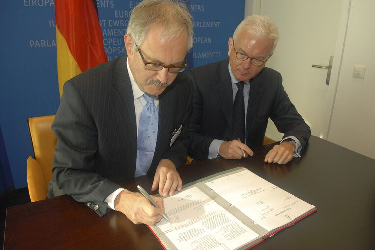 Fotó 4: EP President and Gunter GLOSER, German Minister of State for Europe, sign a legislative act (LEX signing)