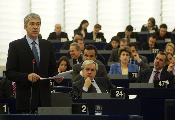 Photo 3: Plenary session in Strasbourg - Results of the informal summit of heads of state and government - Council  statements by Portuguese Prime Minister