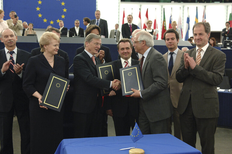 Fotografia 7: Signature of the new EU budget in presence of EP President, EC President and the Austrian Chancellor representing the EU Council