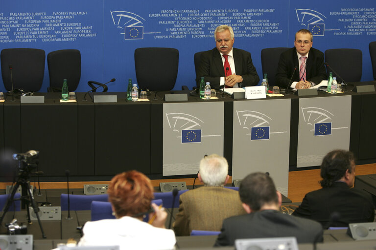 Zdjęcie 3: MEP Ioannis GKLAVAKIS holds a press conference in Strasbourg