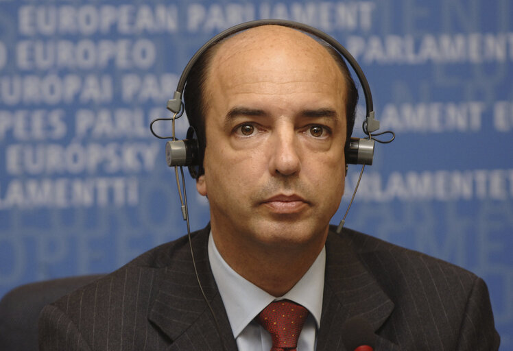 Valokuva 1: Carlos COELHO in a meeting at the EP in Brussels.