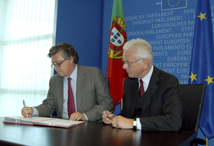 Photo 1: Sigature LEX with the EP President and the State Secretary for Foreign Affairs of Portugal.